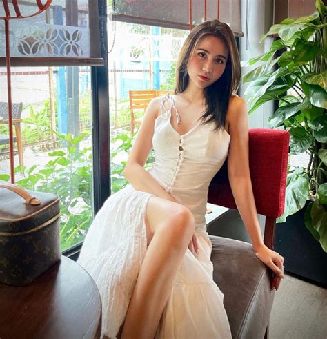 Huyền Lizzie đăng ảnh bikini khoe trọn thân hình gợi cảm netizen chỉ chú ý đến chi tiết gạch bị