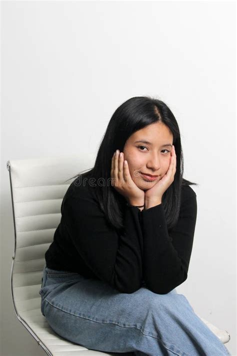 La Morena Latina De 18 Años Experimenta La Transición De La Niñez a La Adultez Una Adolescencia