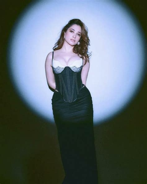 Tamannaah Bhatia hot photos goes viral ಮ ಬಸ ಹಚಚಸತತದ ತಮನನ ಟಟ ಡರಸ ಫಟಸ