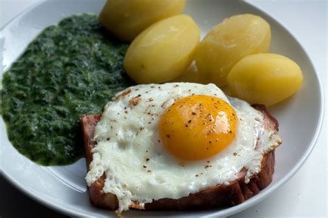 Leberkäs Spiegelei Spinat und Kartoffeln Mahlzeit