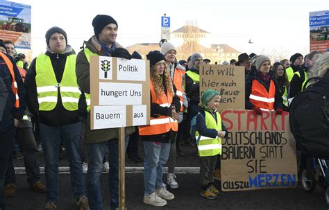 Saarland Riesen Protest Der Bauern Legt Verkehr Lahm Fotos