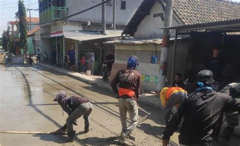 Proyek Betonisasi Jalan Tropodo Waru Mulai Dicor Pondasi Lapis Bawah