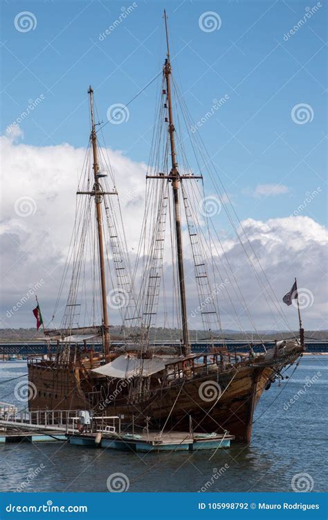 Navio Restaurado Vintage De Caravel Ancorado Foto De Stock Imagem De