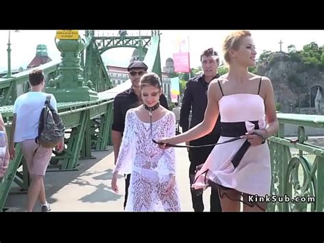 Esclave Aux Yeux Band S B Illonn Dans Un Bar Public Xvideos