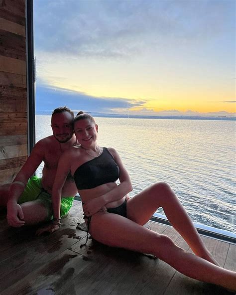 Magdalena Naro Na Wygina Si W Bikini Na Islandii Wtulaj C Si W Ukochanego Romantycznie