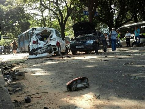 G1 Ônibus do Move bate em 13 veículos na Avenida Alfredo Balena em