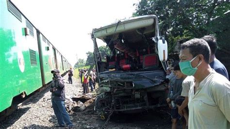 Kronologi Bus Harapan Jaya Tertabrak Kereta Api Di Tulungagung Yang