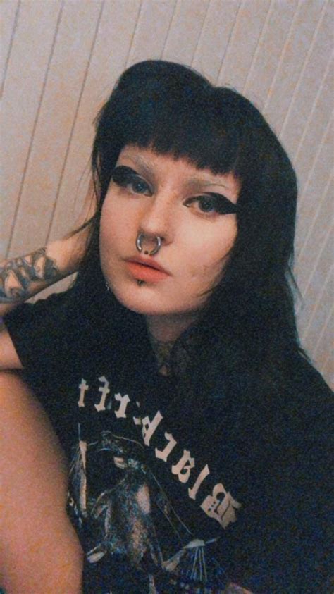 White Eyebrows Looking Ass Scrolller