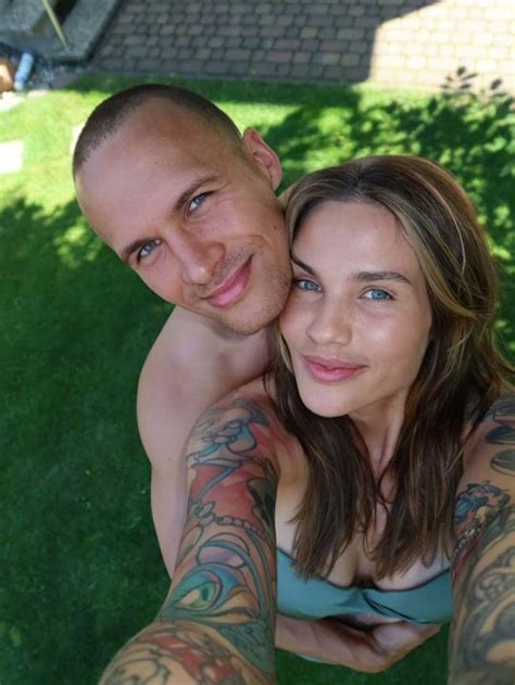 Karolina Gilon Zapozowa A W Dwucz Ciowym Bikini Miesi Cy Po Porodzie Tak Wygl Daj Tatua E