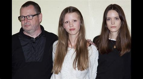 Photo Lars Von Trier Mia Goth Et Stacy Martinau Photocall De