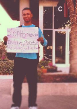 Estudante Americano Rasga B Blia Durante Aula Depois De Ouvir Que Ser Gay Pecado A Capa