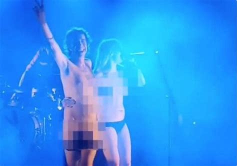 El Cantante De Sidonie Se Desnuda Por Completo En Un Concierto Con