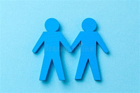 Dos Hombres GAY Tomados De La Mano Sobre Un Fondo Azul Imagen De Archivo Imagen De Ocasional