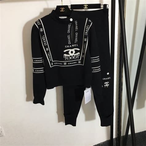 Костюм Chanel модель 2020 года | Spring outfits casual, Black dress ...