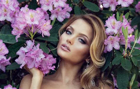 Обои девушка цветы модель блондинка girl flowers model blonde на
