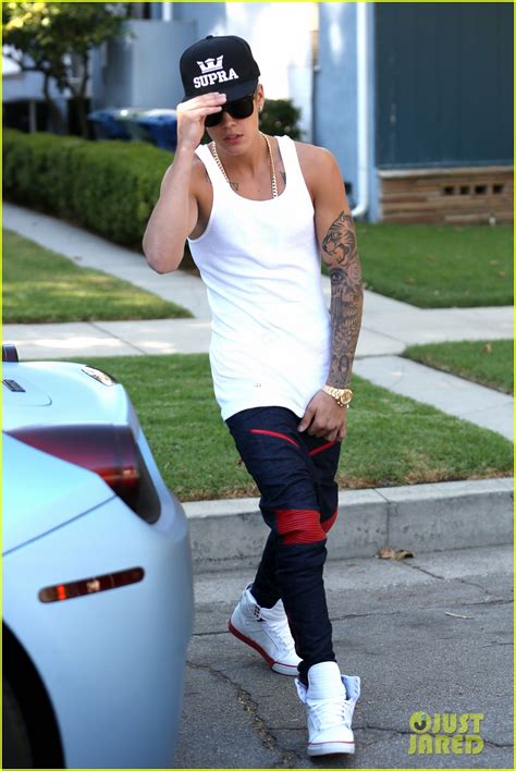 Justin Bieber S Nude Guitar Photo Spoofed By Emblem Photo Justin Bieber Naked