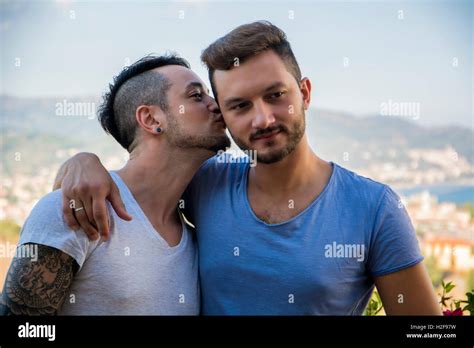 Beaux Hommes L Gant Marche Sur Le Trottoir Et S Embrasser Couple Gay Outdoor Photo Stock Alamy