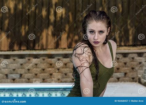 Modèle de bikini de brune image stock Image of adulte