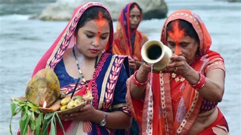 आइतवार छठ पर्व अस्ताउँदो सूर्यलाई अर्घ्य दिइँदै Sadarline