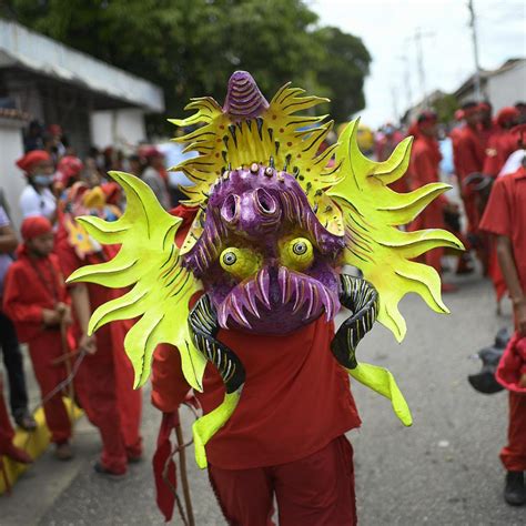 Cientos De Diablos Danzantes Celebran El Corpus Christi Con Una