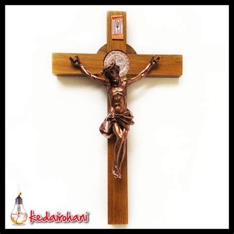 Jual Salib Dinding Kayu Gantung Corpus Yesus Medali Benedictus 27Cm