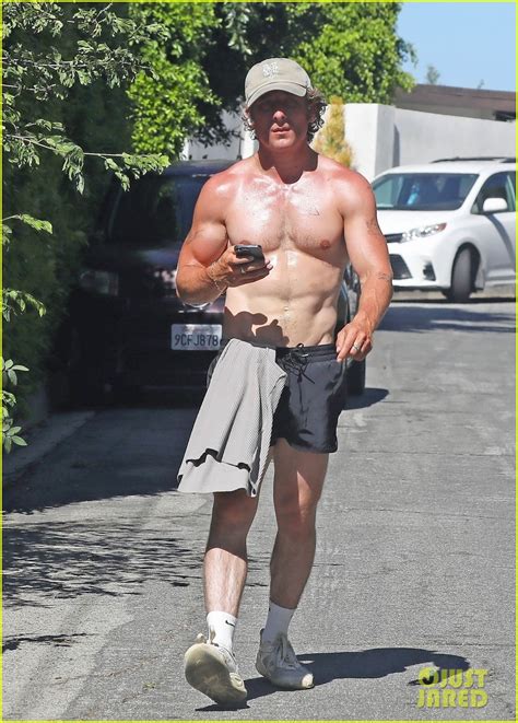 Jeremy Allen White Shows Off His Fit Physique During Shirtless Workout