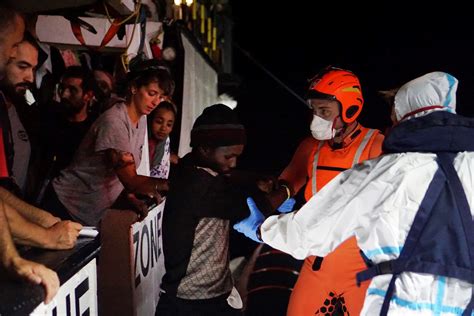 El Open Arms Desembarca En El Puerto De Lampedusa