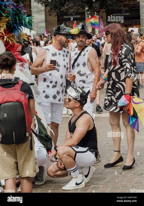 Cremona Italien 6 Juli 2024 Gay Pride Lgbt Parade Verschiedene Gruppen Feiern