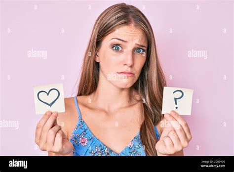 Jeune Fille Blonde Tenant Coeur Et Point D Interrogation Rappel Expression Sans Indice Et