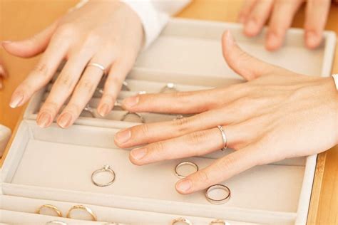 結婚指輪や婚約指輪をはめる指は、どうして左手薬指？理由を知りたい！婚約指輪・結婚指輪のsuehiro（スエヒロ）