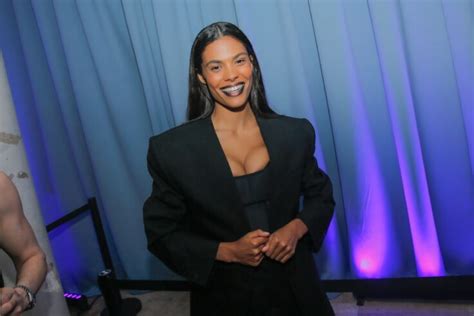 Tina Kunakey D Voile Ses Fesses Dans Un Bikini String Elle Prouve Quelle Travaille Dur Sur Ce