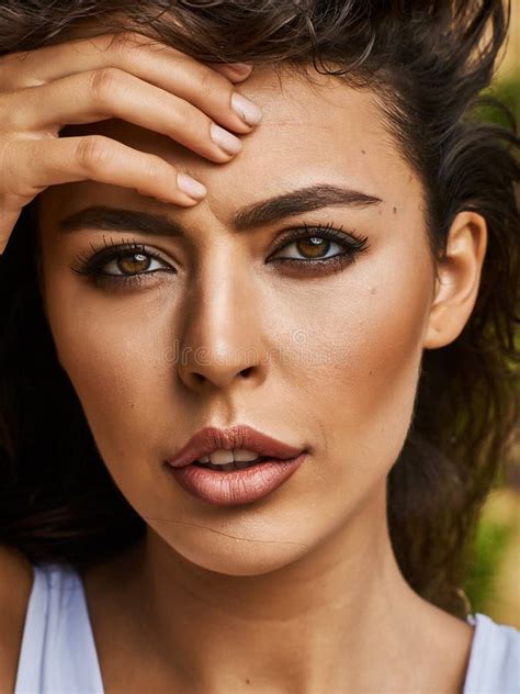 Ragazza In Bikini Sulla Spiaggia Un Giorno Soleggiato Mare E Sabbia Fotografia Stock Immagine