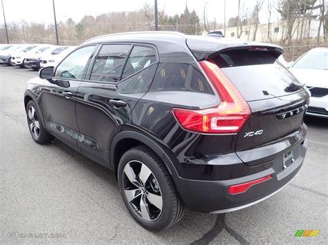 Onyx Black Metallic Volvo Xc T Momentum Awd Photo