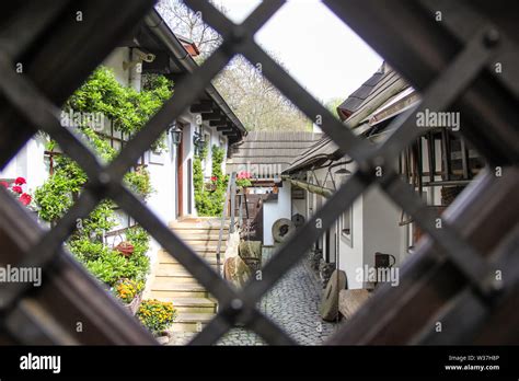 Blick Auf Gem Tlichen Alten Innenhof Durch Rhombus Fenster Mit Zellen