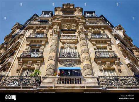 Haussmannian Building In Paris Banque De Photographies Et Dimages à