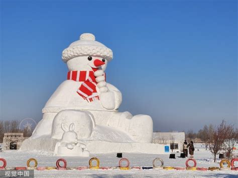 哈尔滨18米高大雪人亮相松花江边中华网