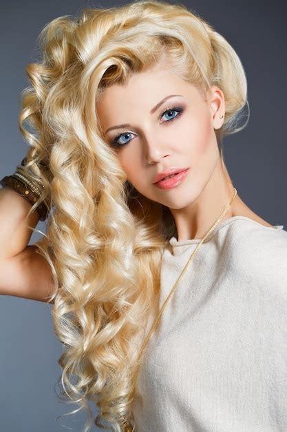 Séduisante jeune femme blonde à l intérieur Photo Gratuite