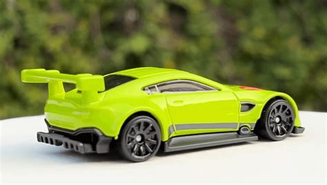 Машинка Базова Hot Wheels Aston Martin Vantage GTE Exotics HCT Green купити в інтернет