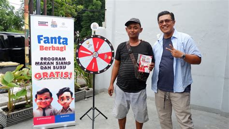 Foto Sambil Goyang Gemoy Tkn Fanta Bagikan Makanan Dan Susu Gratis Di