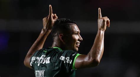 Eleito craque da partida Rony celebra vitória do Palmeiras