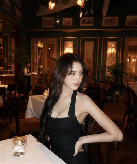 Hot girl Ê Đê xinh như Tây thu hút bao ánh nhìn khi mặc váy tôn vòng đi ăn hàng