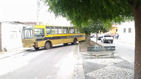 Câmeras Registram Momento Em Que ônibus Escolar Desgovernado Colide