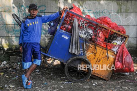 Penumpukan Sampah Di Tps Pasar Kemiri Depok Republika Online