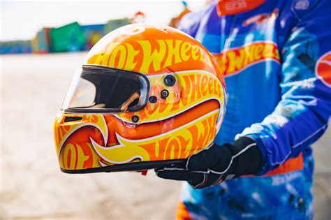 Hot Wheels Epic Show do Beto Carrero comemora duas mil apresentações e presenteia os pilotos