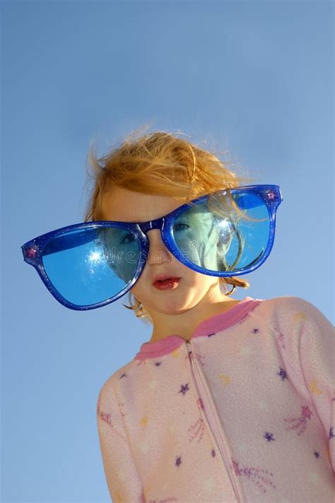 Fille Blonde Avec Des Lunettes De Soleil Image Stock Image Du Beau Jeune 2282873