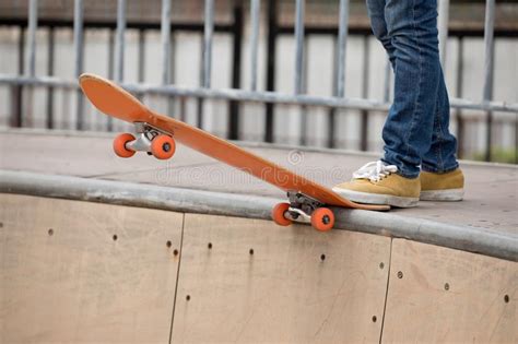 Skater Na Rampa Do Skatepark Imagem De Stock Imagem De Patinar