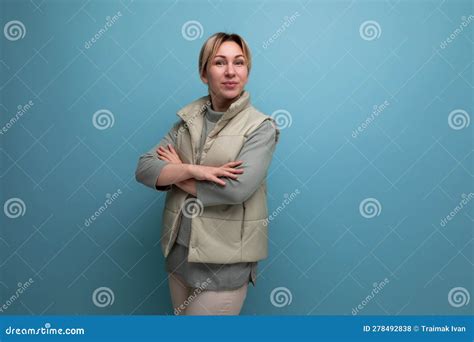 Denken Jahre Alte Blonde Junge Frau Denken Auf Studio Hintergrund Mit Kopie Raum Stockfoto