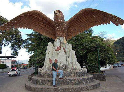 Monumento Del Pajaro Guacharo En La Entrada Del Pueblo De Caripe En El