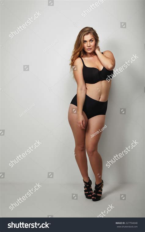 3 135 Plus size model in bikini 이미지 스톡 사진 및 벡터 Shutterstock