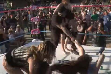 Hết hồn giải MMA bikini đánh nhau hỗn loạn tung đòn không chừa ai